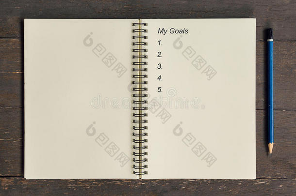 商业概念-顶视图笔记本写我的目标。