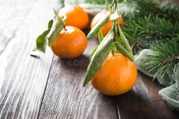 木制桌子上有叶子和成熟的橘子的新鲜橘子