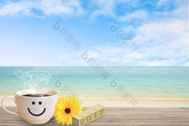 一杯咖啡，在蓝<strong>天上</strong>的沙滩上有一张快乐的脸。