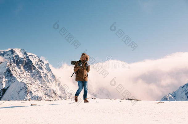 冒险背包背包客背包旅行悬崖