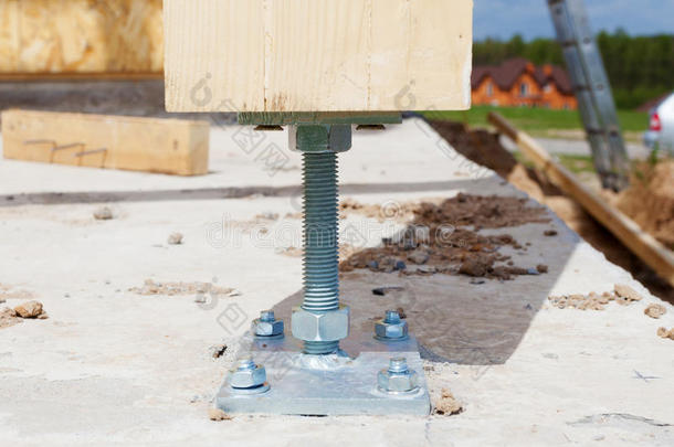 用螺丝在施工现场关闭木柱。 木柱是可以放置在地基或基础上的结构