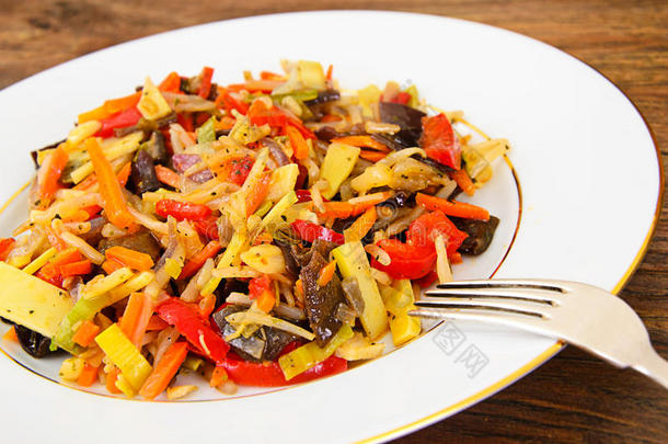 中国蔬菜炖菜。辣椒粉，豌豆，胡萝卜。减肥食品