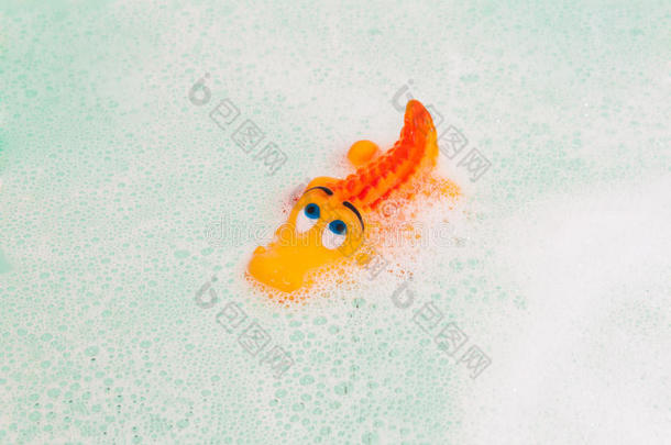 洗澡时有泡沫的玩具鳄鱼