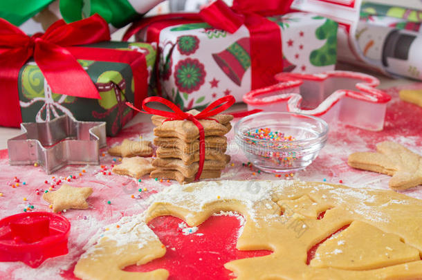 圣诞礼物与自制姜饼饼干。 <strong>圣诞节热闹</strong>的概念