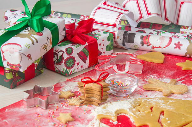 圣诞礼物与自制姜饼饼干。 圣诞节热闹的概念