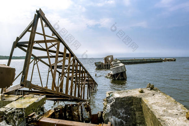列宁格勒芬兰湾废弃的生锈金属码头