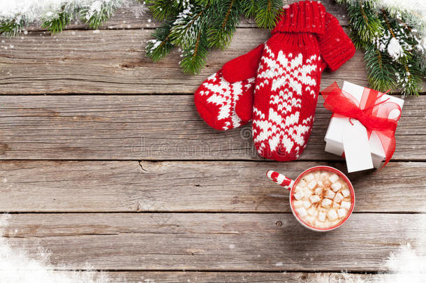 圣诞树，手套，带棉花糖的热巧克力