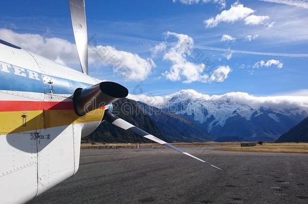 雪山前的飞机