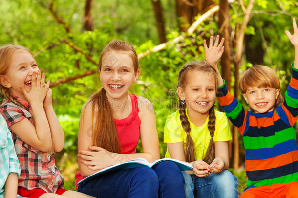 四个可爱的孩子在夏天的森林里玩得很开心