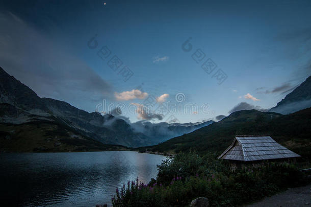 从五个波兰池塘旅舍到前波兰池塘的夜景