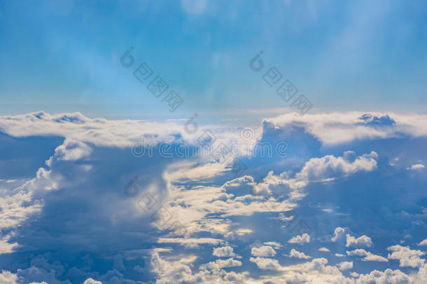 云层上方，飞机窗，蓝色，白天蓬松，柱子，缕缕白色，蓬松