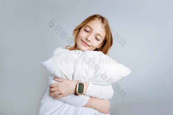 满足可爱的女孩拥抱枕头