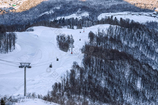 索道滑雪缆车缆车缆车在山坡背景下日落美丽的冬季风景