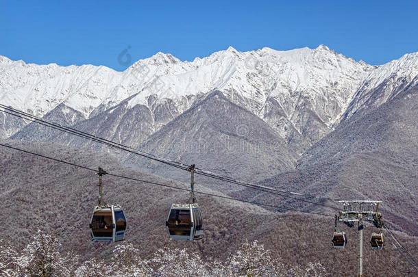 索道滑雪缆车缆车在蓝天和雪山山峰背景下美丽的冬季风景