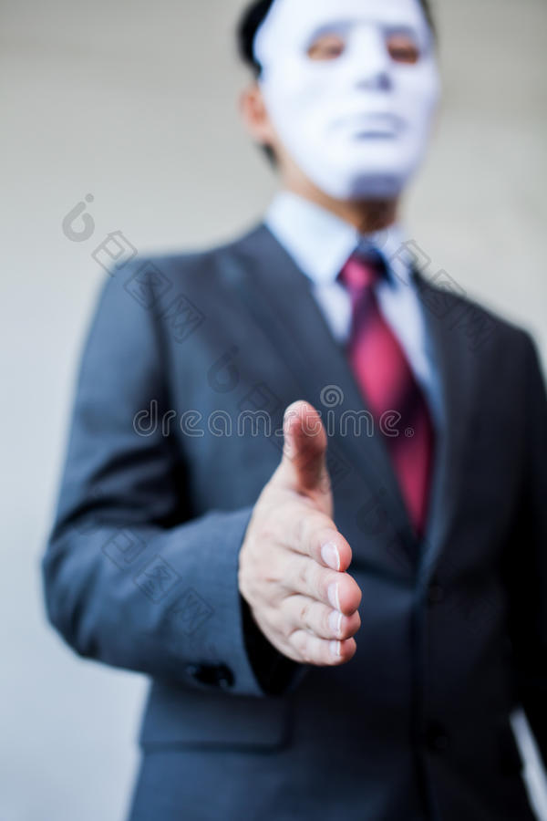 不诚实商业欺诈的概念商人展示手指图片-包图网企业站