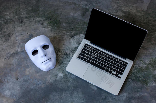 匿名面具隐藏身份在电脑笔记本电脑上-互联网犯罪和网络安全威胁概念