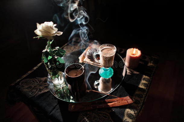 晚上的咖啡在浪漫的气氛中深色。