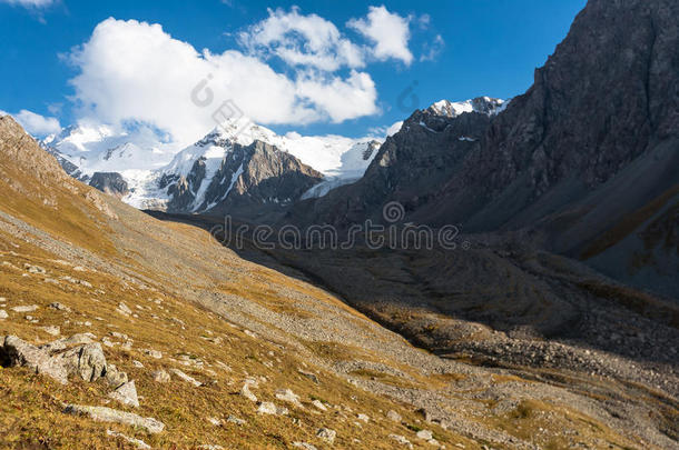 阿尔卑斯山亚洲秋天蓝色云