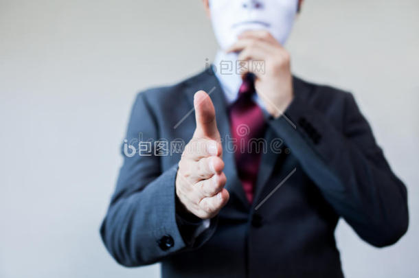 不诚实商业欺诈的概念商人展示手指图片-包图网企业站