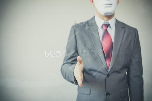 不诚实商业欺诈的概念商人展示手指图片-包图网企业站