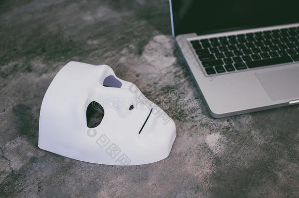 匿名面具隐藏身份在电脑笔记本电脑上-互联网犯罪和网络安全威胁概念