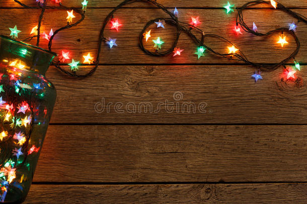 圣诞<strong>灯边框</strong>在木材背景上