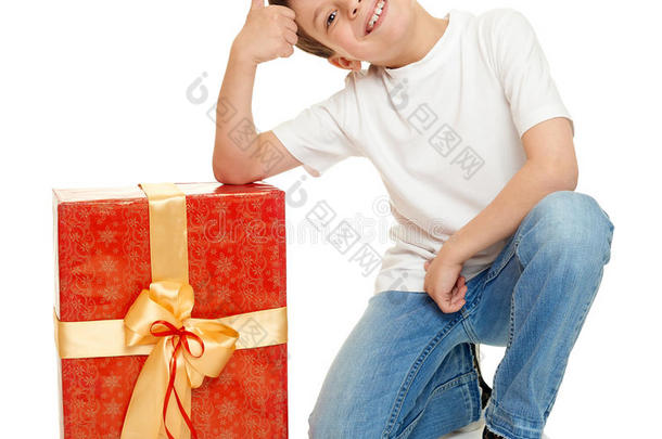 儿童男孩与盒子礼物隔离在白色背景，节日概念