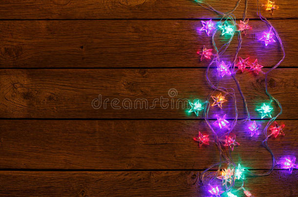 圣诞<strong>灯边框</strong>在木材背景上