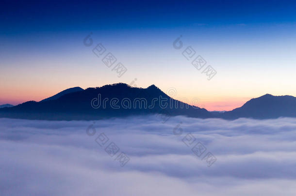 美丽的<strong>太阳升起</strong>在PhoTog山和泰国的薄雾
