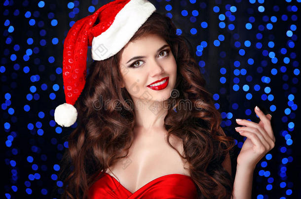 美丽快乐的微笑女孩戴着红唇的圣诞老人帽子，手浩