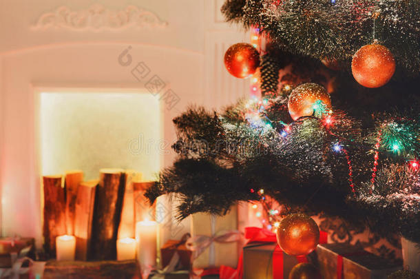 美丽的圣诞树装饰在闪亮的灯光下