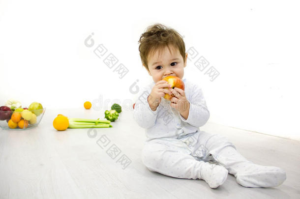 孩子的第一份<strong>食</strong>物。 <strong>婴儿</strong>周围有水果和蔬菜，健康的儿童<strong>营养</strong>