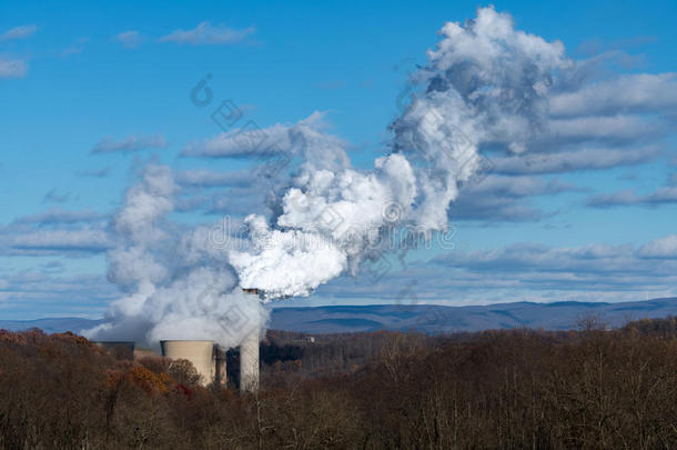 煤电站的蒸汽和烟雾云