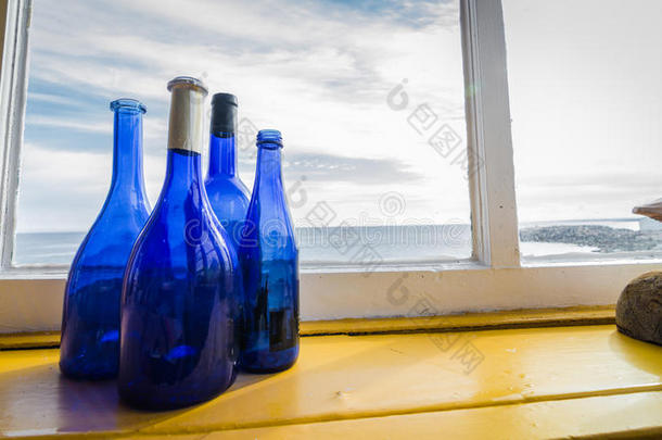 蓝色瓶子在海边的窗户里，纽芬兰加拿大。