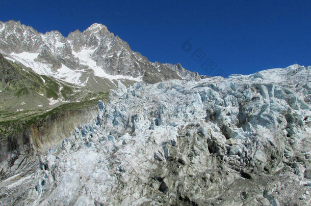 在Chamonix山谷的蒙特布朗徒步旅行路线上的一条线冰川