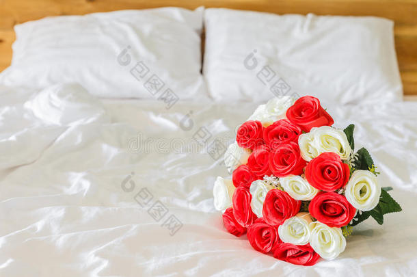 酒店房间白色床上的花束
