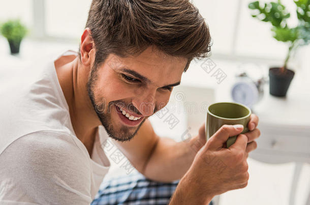 有梦想的男人在家喝咖啡