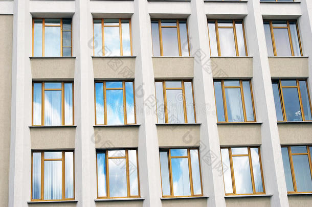 建筑立面，玻璃窗，<strong>蓝天倒影</strong>。