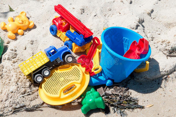 孩子`沙滩上的玩具。 暑假概念