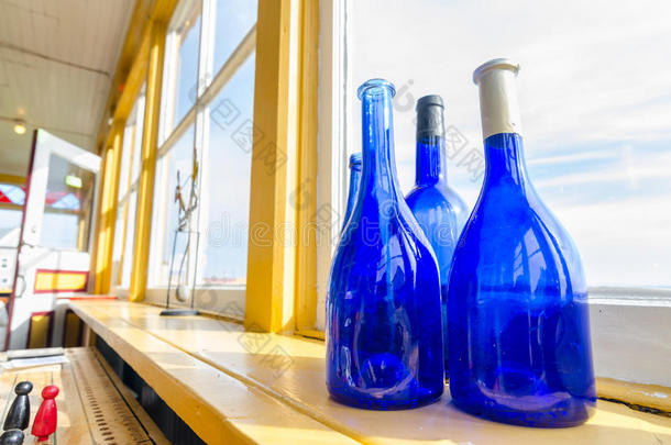 蓝色瓶子在海边的窗户里，纽芬兰加拿大。
