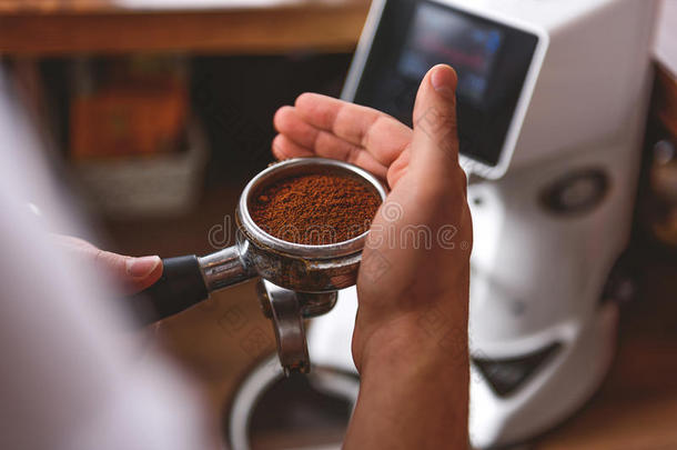 刚磨好的<strong>咖啡</strong>豆放在波塔菲里