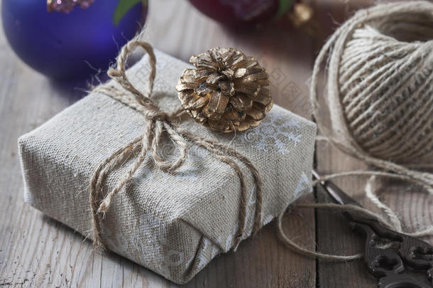 礼品盒包装亚麻布，<strong>装饰线</strong>，黄麻，圣诞装饰棕色老式木板