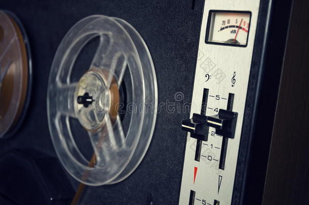 过滤的老式图片卷筒到卷筒音频录音机