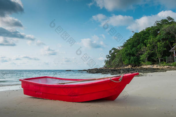 泰国岛上美丽的红船