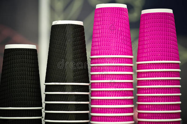 木制桌子上咖啡馆里的黑色和粉红色工艺纸咖啡杯。 生活方式，<strong>咖啡店</strong>的概念