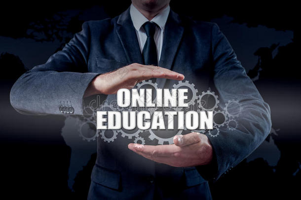 商人使用现代平板电脑和按下在线教育图标在虚拟屏幕上。