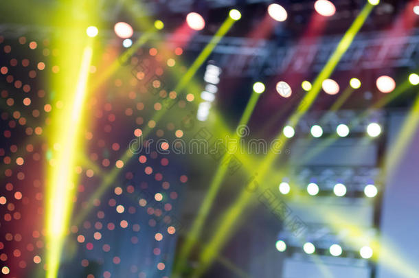 五颜六色的舞台灯光，音乐会上的灯光表演，模糊的灯光