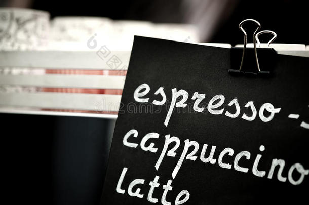 浓缩咖啡，卡布奇诺，拿铁标志。 <strong>手绘价格</strong>文本在黑板上，Cooffee选择概念