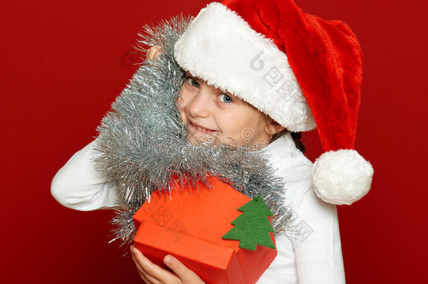 女孩肖像与礼品盒红色，圣诞节假期概念