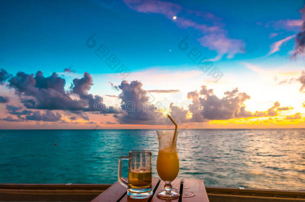 美丽的热带马尔代夫<strong>度假酒店</strong>，有海滩和碧水。